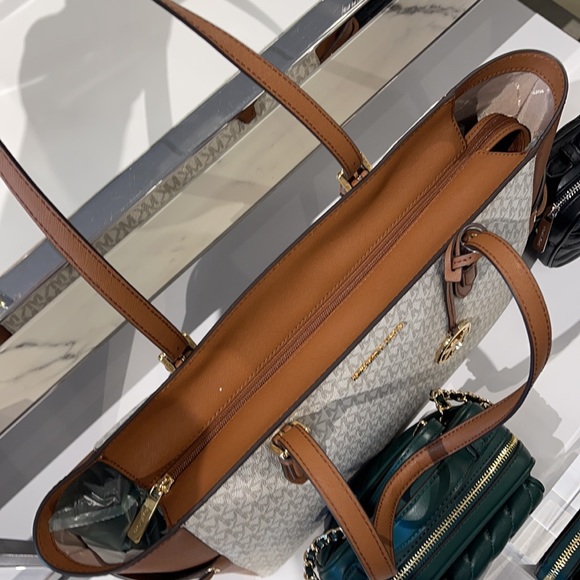 MICHAEL KORS GILLY LARGE DRAWSTRING TRAVEL SHOULDER TOTE SIGNATURE 
VANILLA 
NWT - Picture 8 of 16